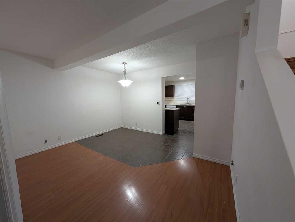 114 Castledale Way NE photo 3