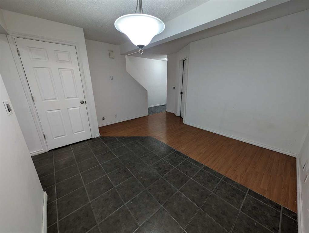 114 Castledale Way NE photo 4