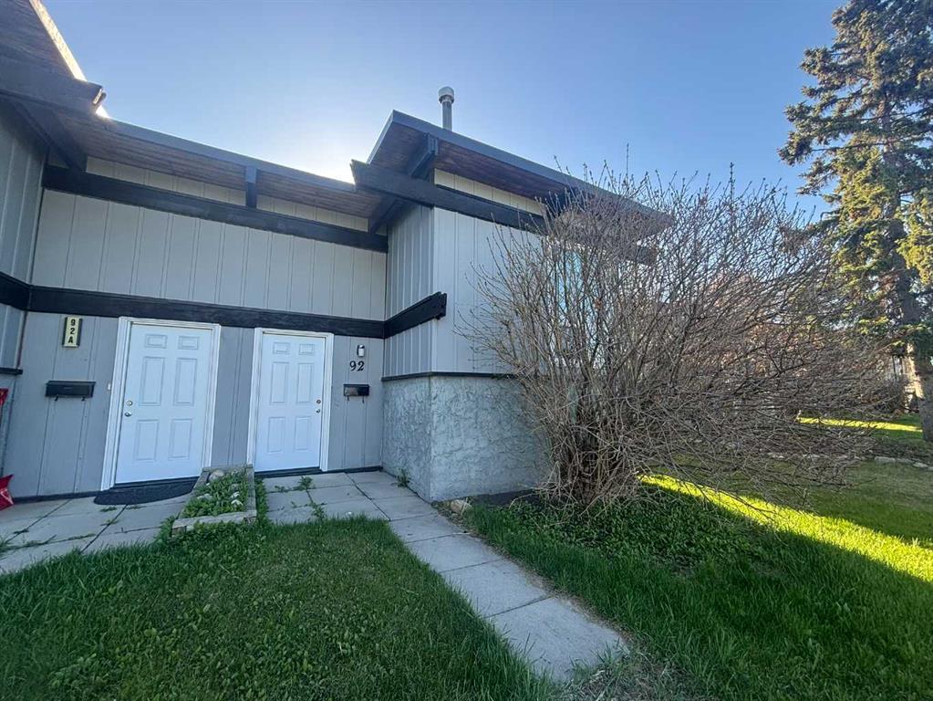92 Queen Isabella Close SE photo 2