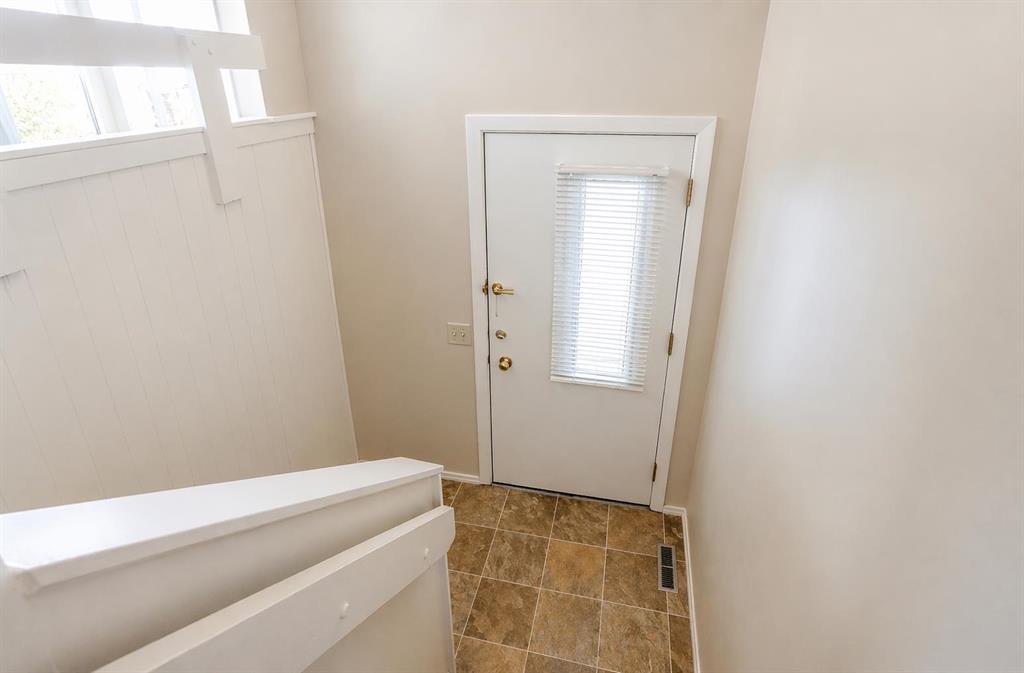 92 Queen Isabella Close SE photo 3