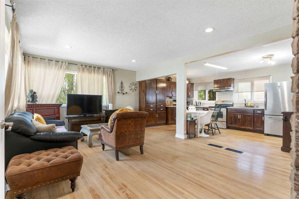 87 Hillgrove Drive SW photo 3
