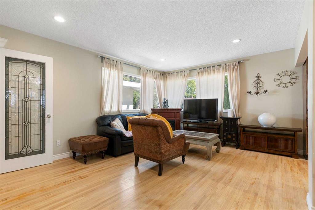 87 Hillgrove Drive SW photo 4