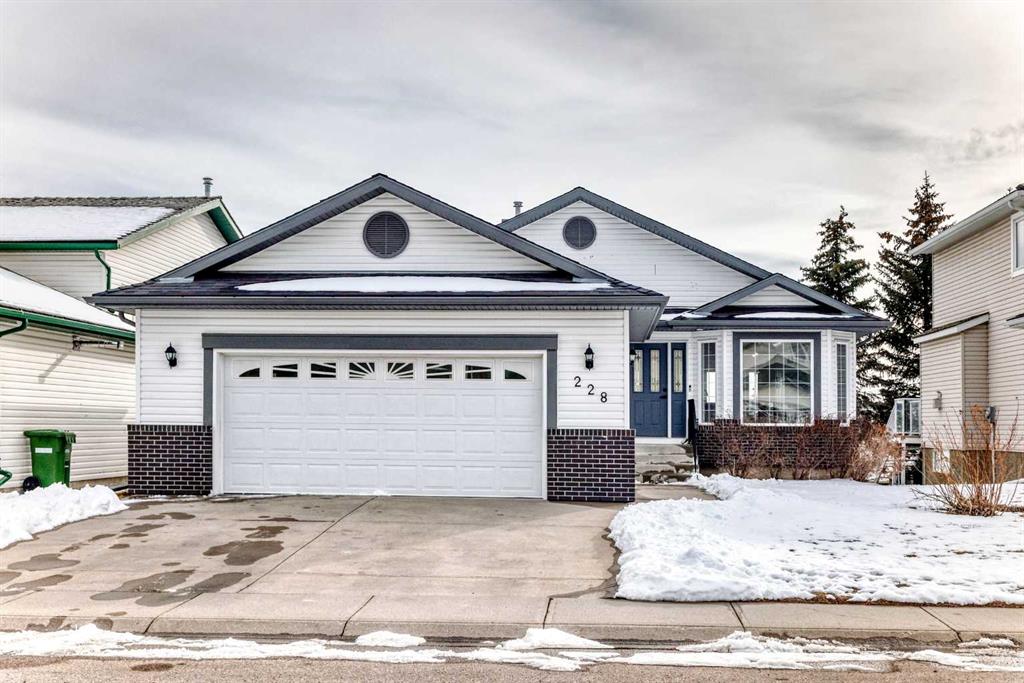 228 Woodside Crescent NW