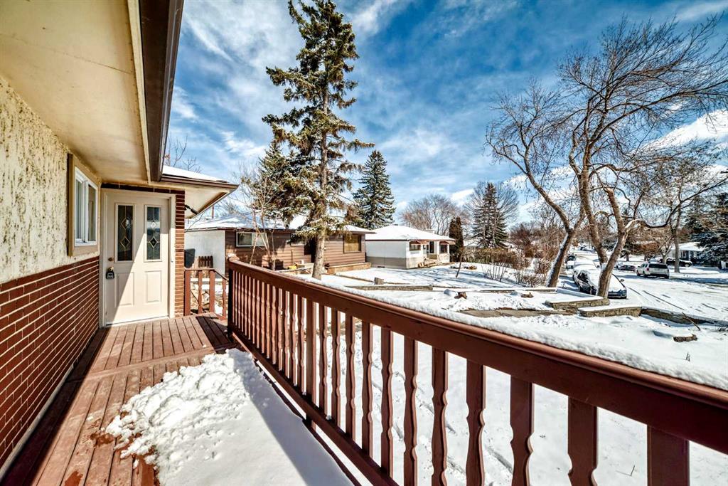 2007 Cottonwood Crescent SE photo 2