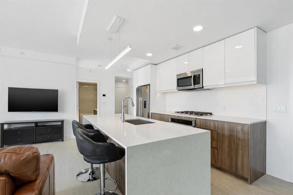 327 9A Street NW #211 photo 3