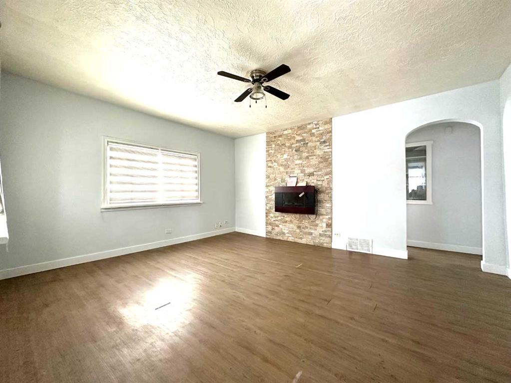 1101 22 Avenue NW photo 3