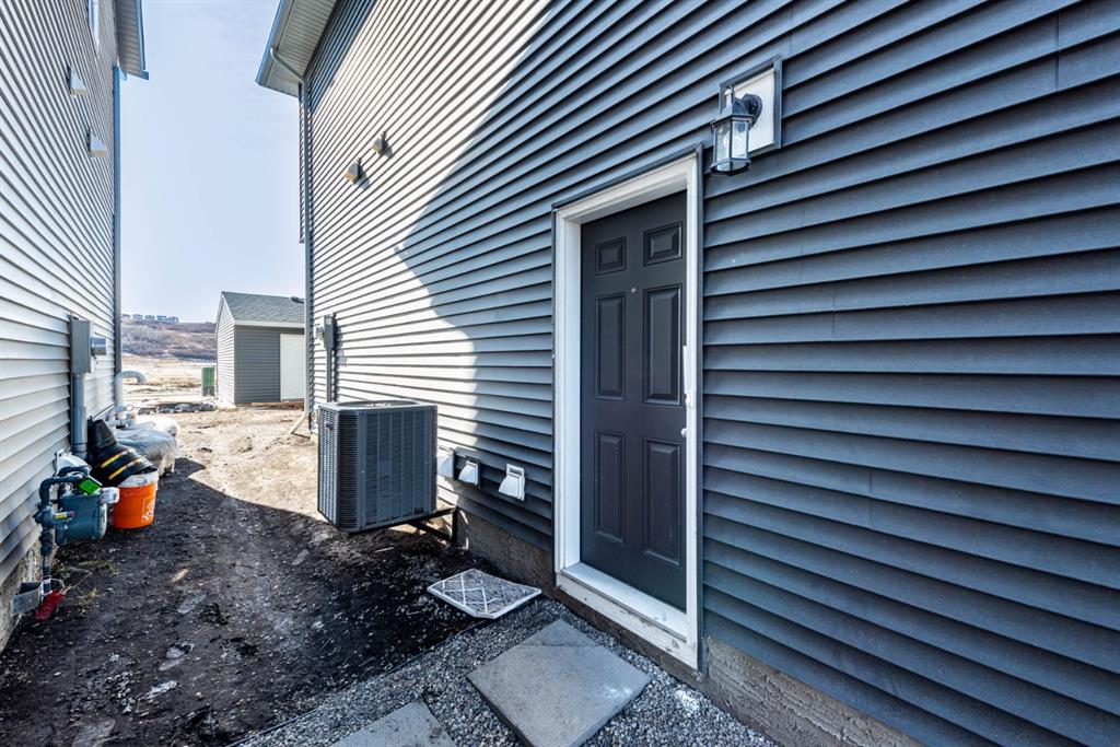 671 Wolf Willow Boulevard SE photo 3