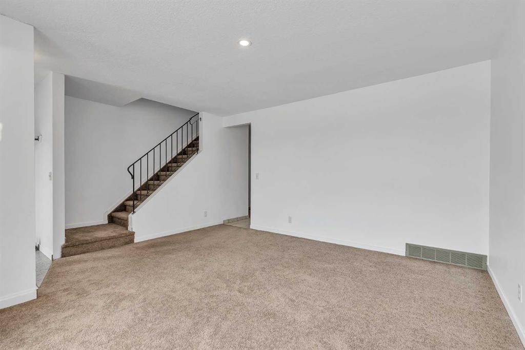 318 Marlborough Way NE photo 4