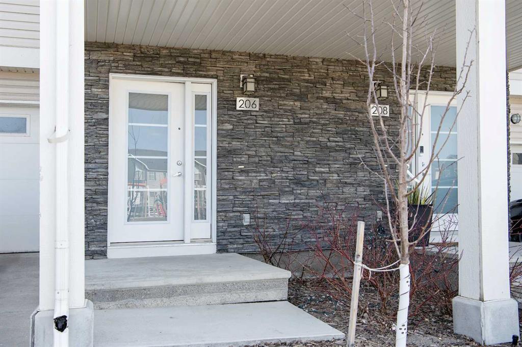 206 Redstone View NE photo 2