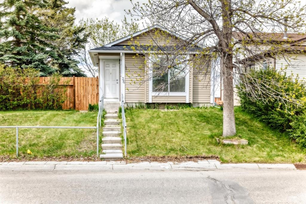 36 Castleglen Way NE photo 2