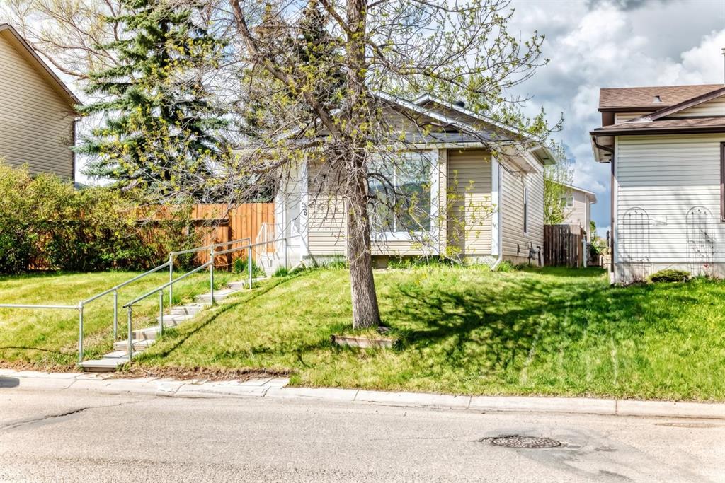 36 Castleglen Way NE photo 3