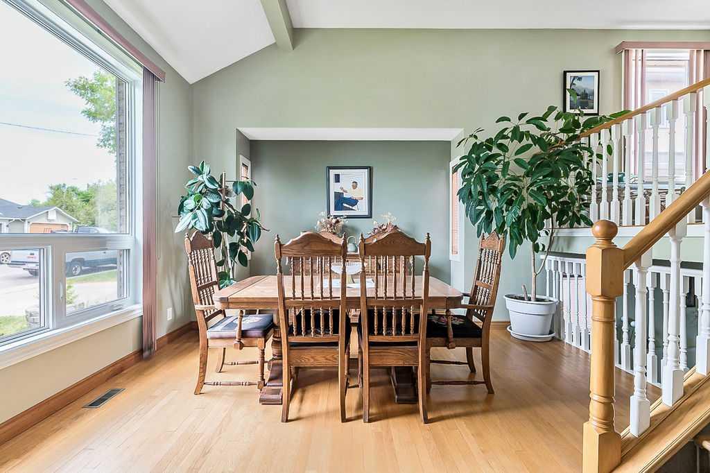 141 Shawfield Way SW photo 3