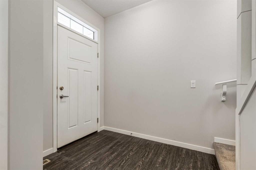 70 Howse Common NE photo 2