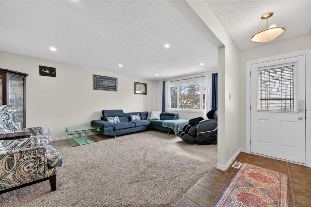 5835 28 Avenue NE photo 4