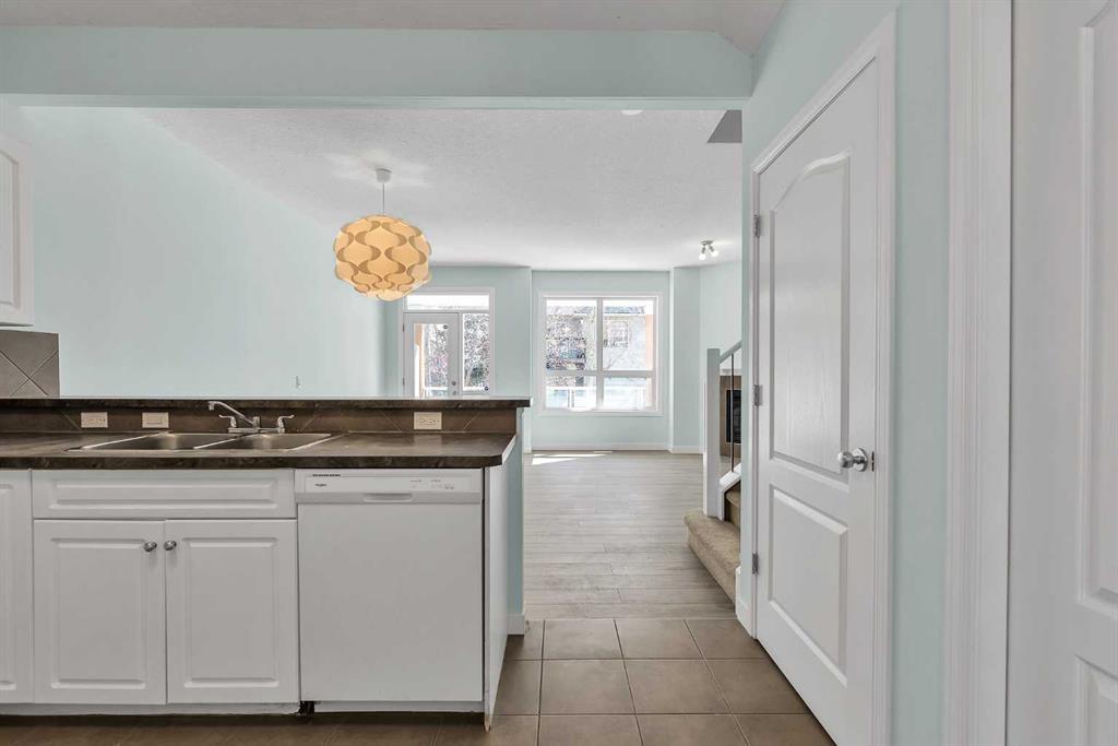 34 Royal Manor NW photo 5