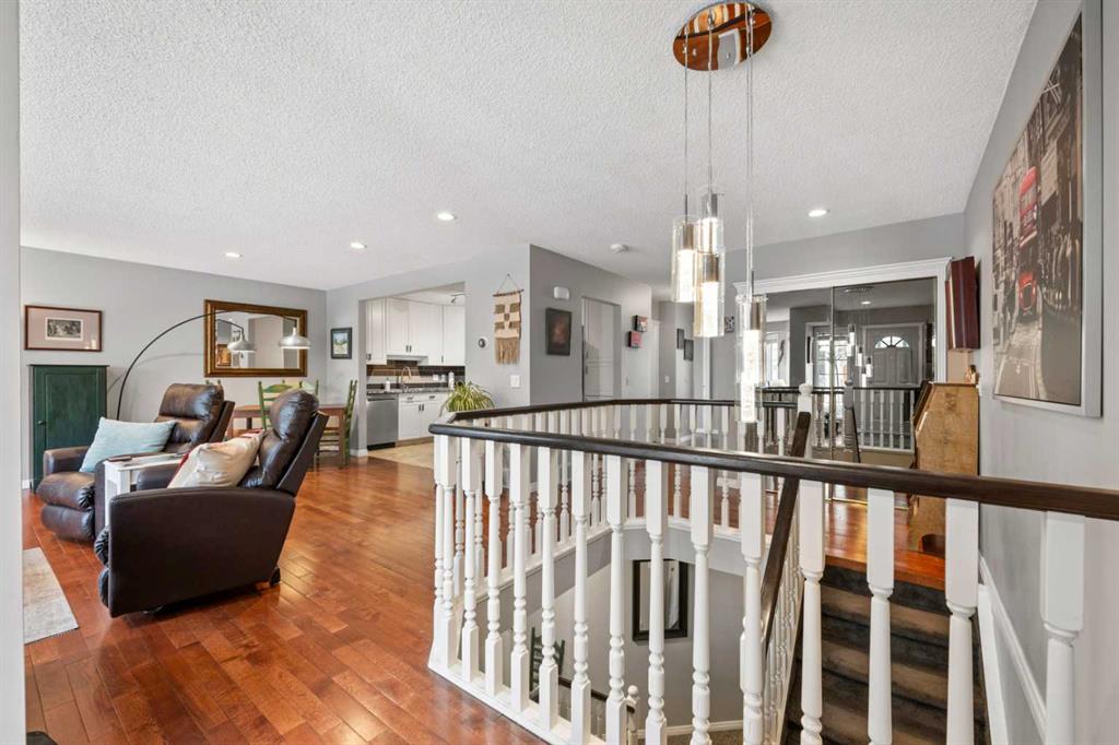 38 Richelieu Court SW photo 3