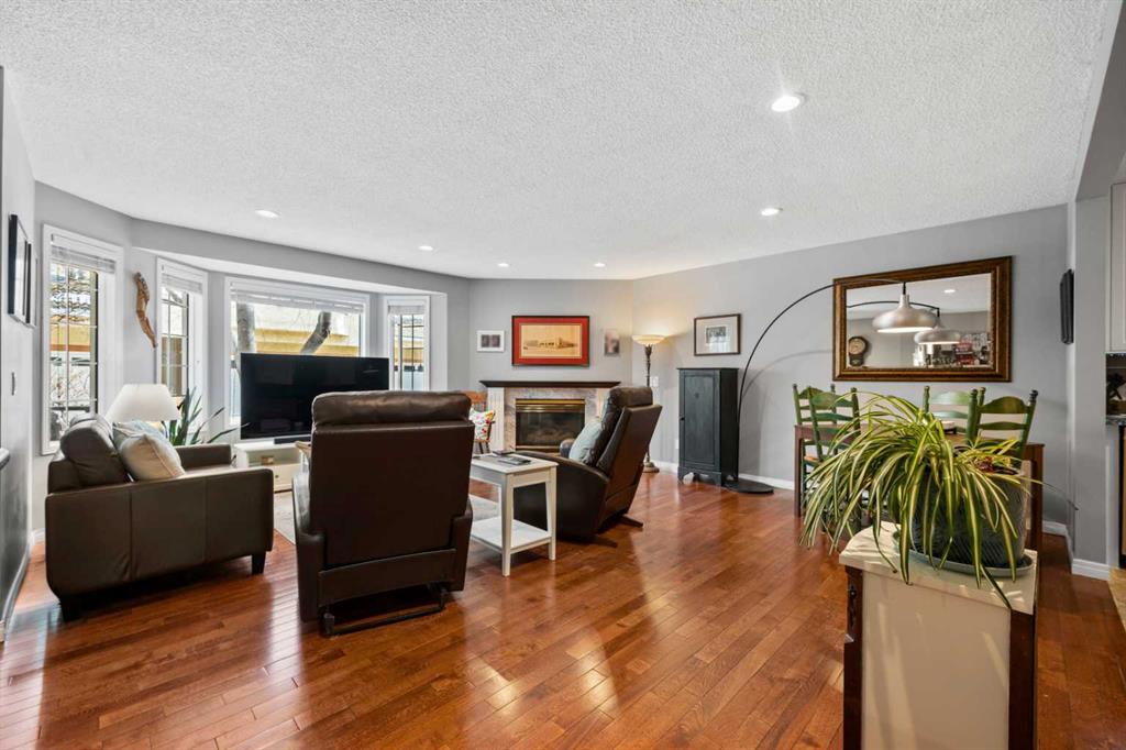 38 Richelieu Court SW photo 4