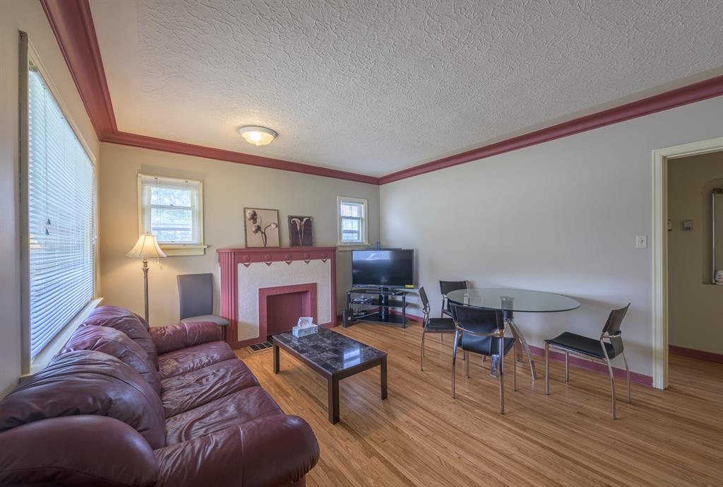 202 15 Avenue NE photo 4