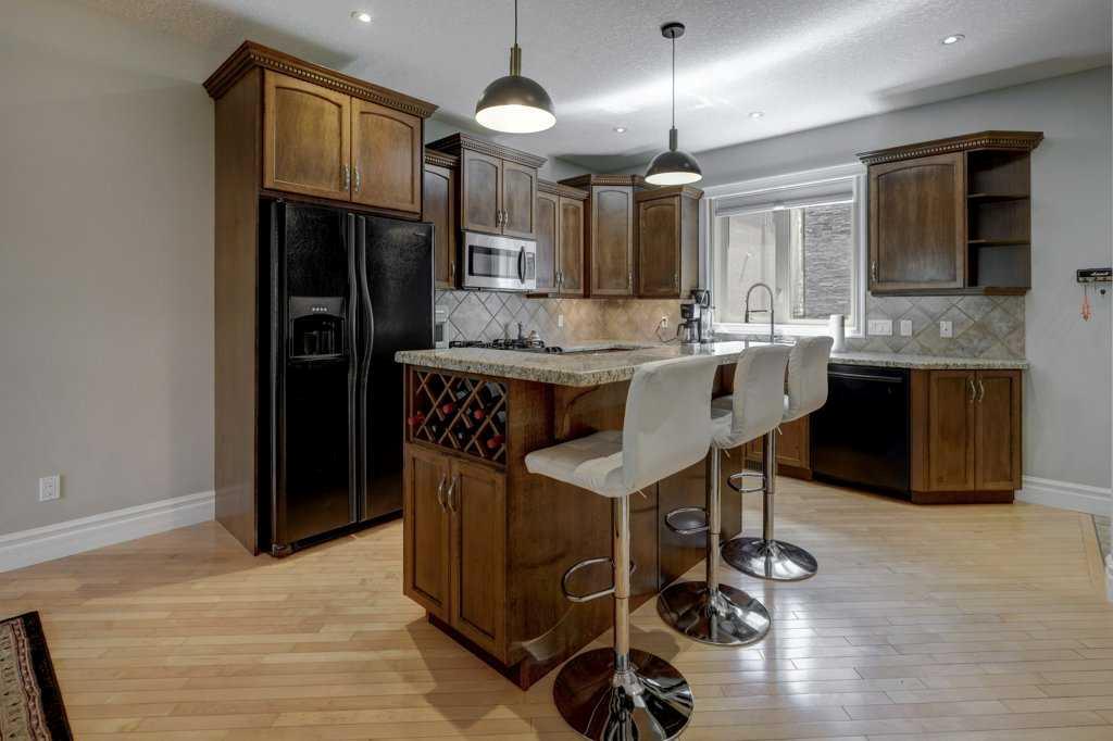 449 20 Avenue NE #104 photo 2