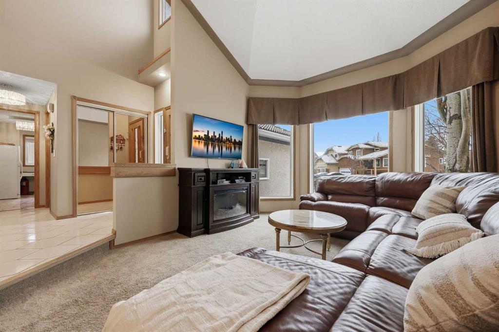 729 Woodbriar Place SW photo 3