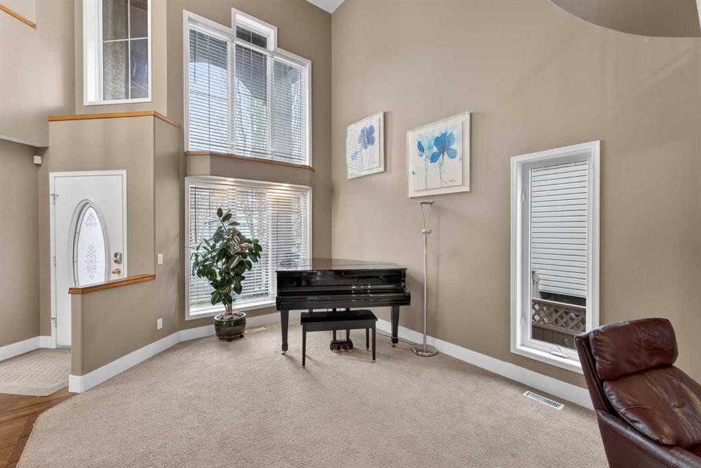 111 Valley Ponds Crescent NW photo 2