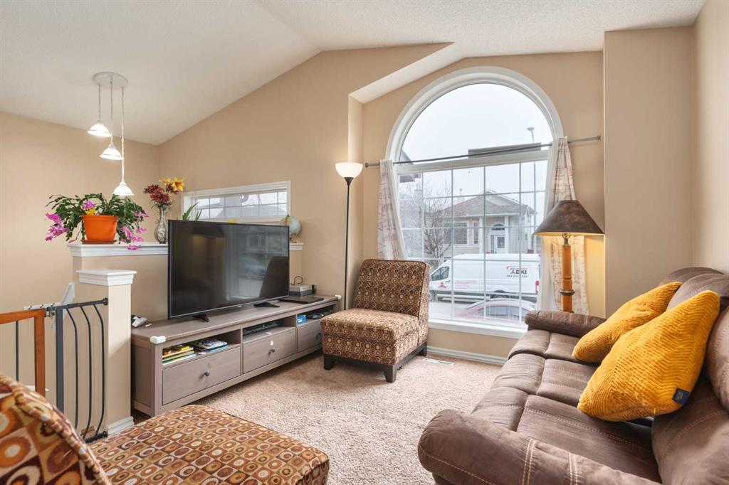 135 Covewood Close NE photo 4
