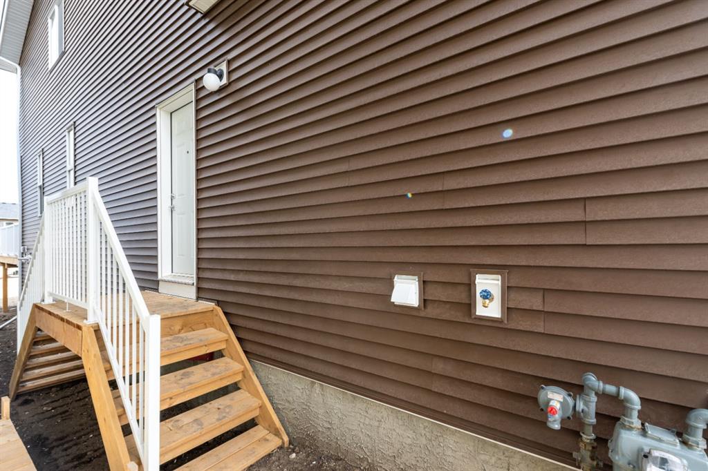 90 Edith Green NW photo 2