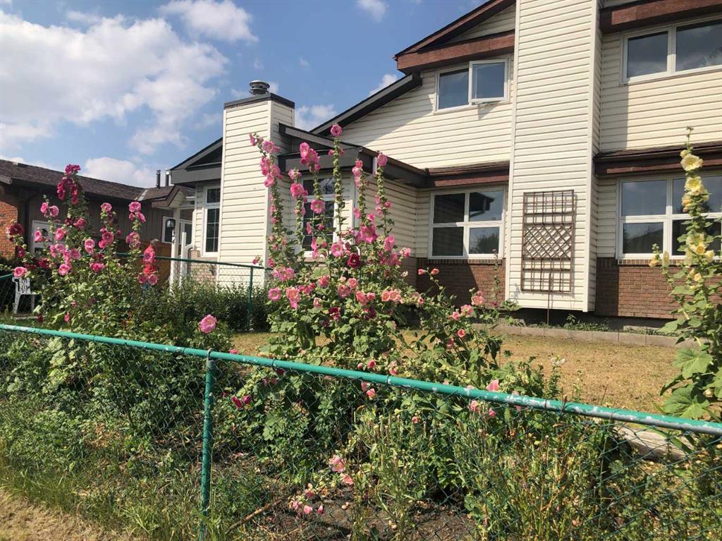 22 Whitman Close NE photo 2