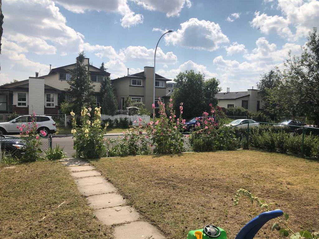 22 Whitman Close NE photo 4
