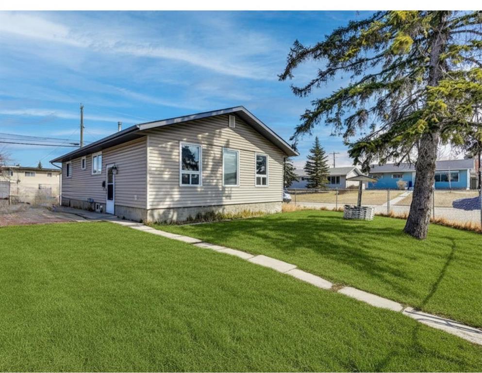 1004 Penrith Crescent SE photo 2