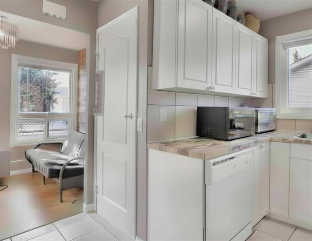 1004 Penrith Crescent SE photo 4