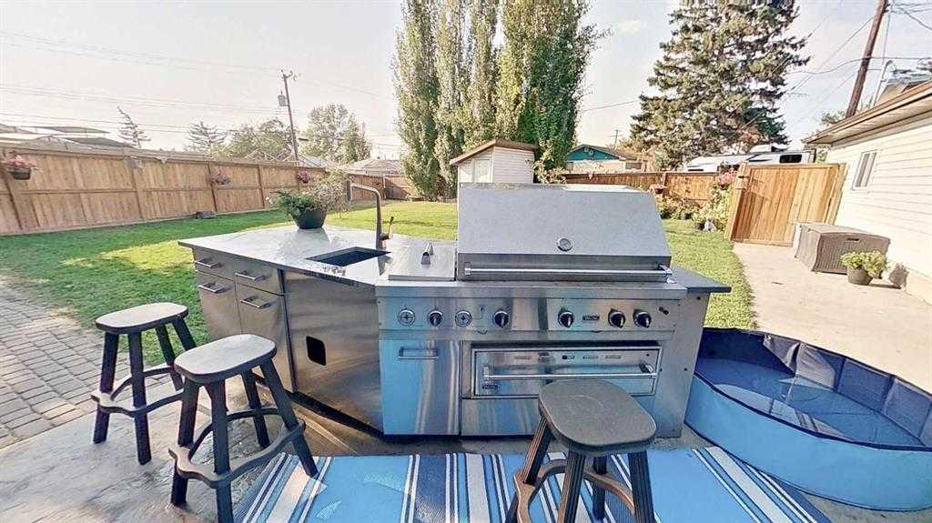 1423 18 Street NE photo 4