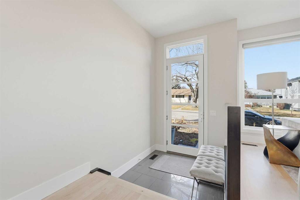 1923 49 Avenue SW photo 2