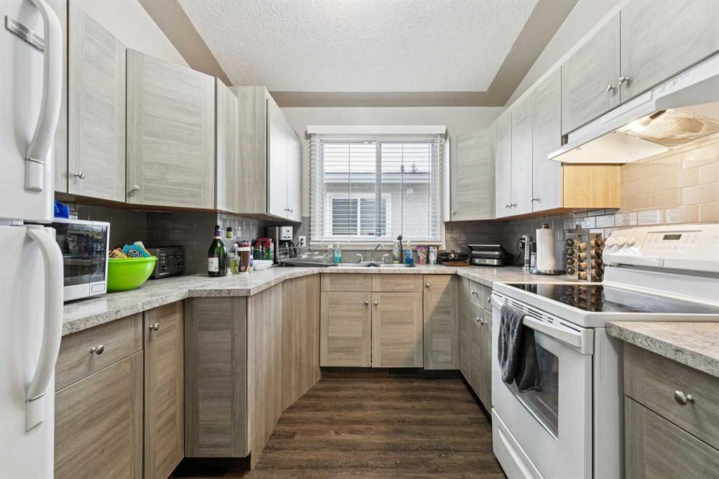 1440 45 Street SW photo 2