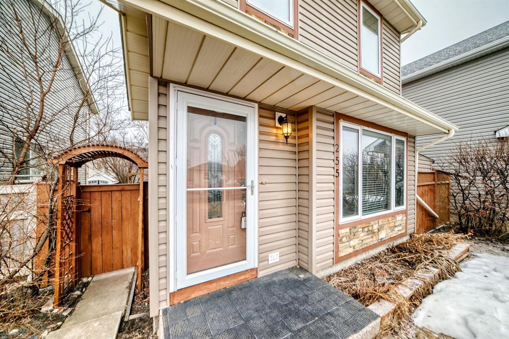 255 Falshire Way NE photo 2