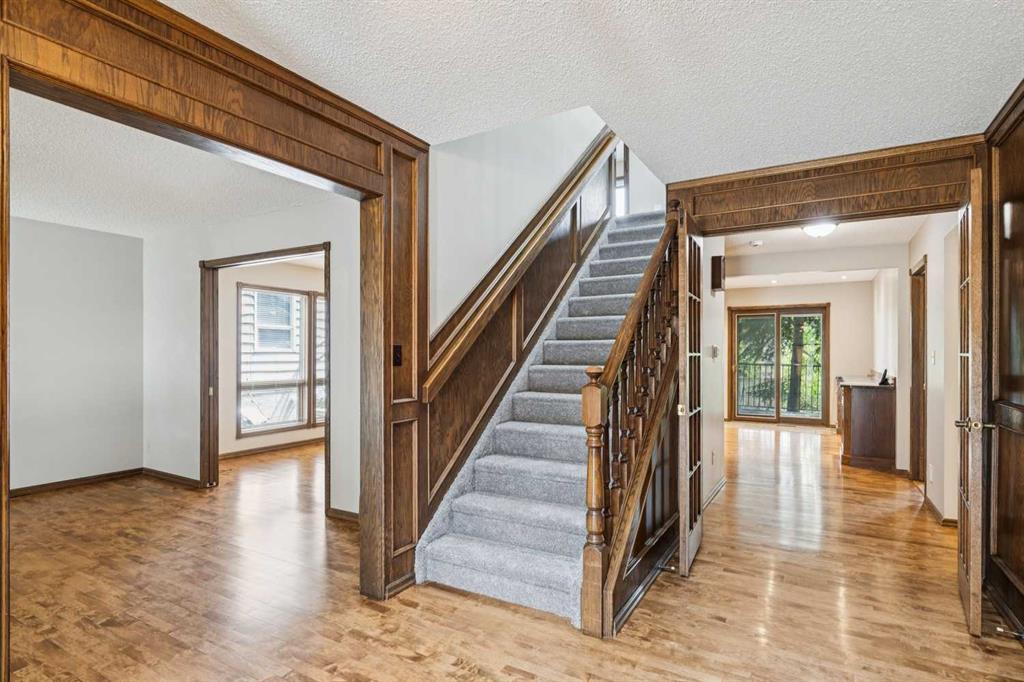 124 Edgehill Close NW photo 2