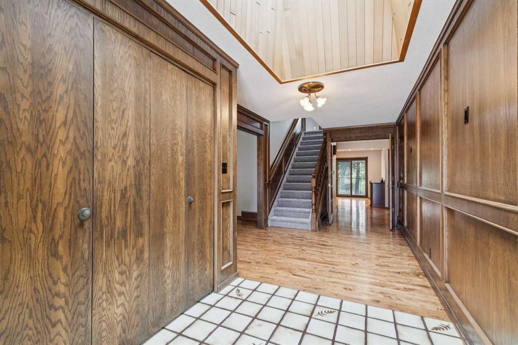 124 Edgehill Close NW photo 3