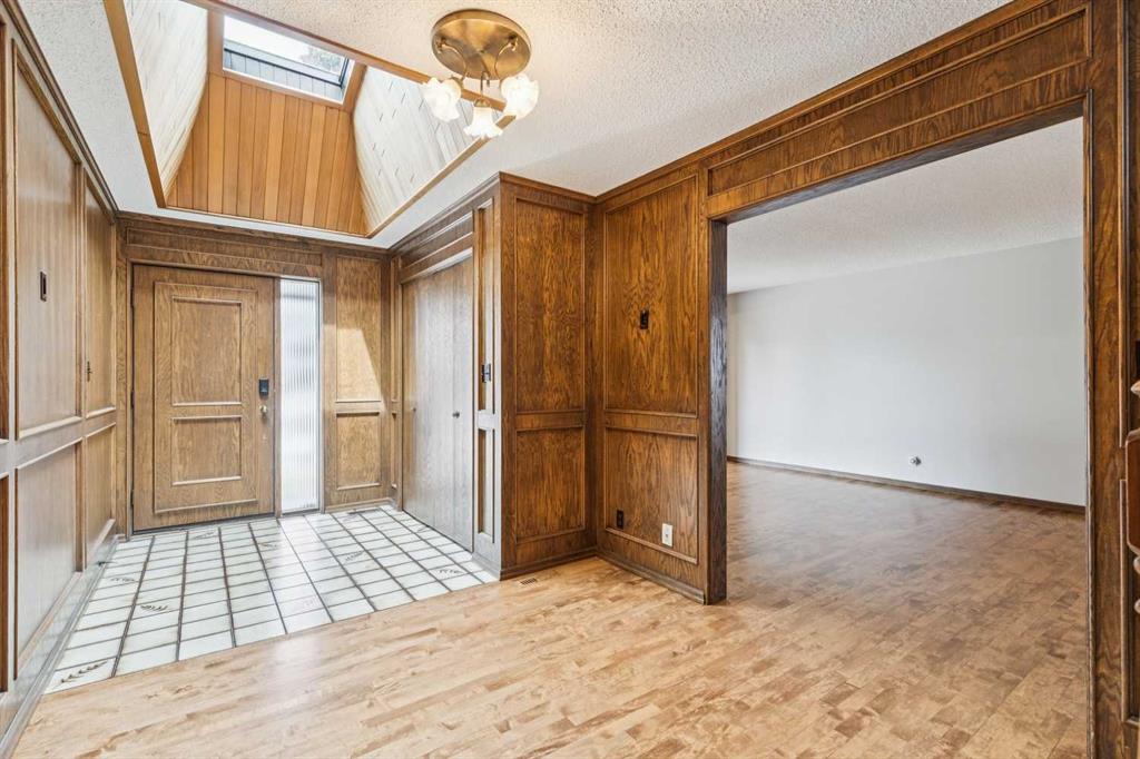 124 Edgehill Close NW photo 4