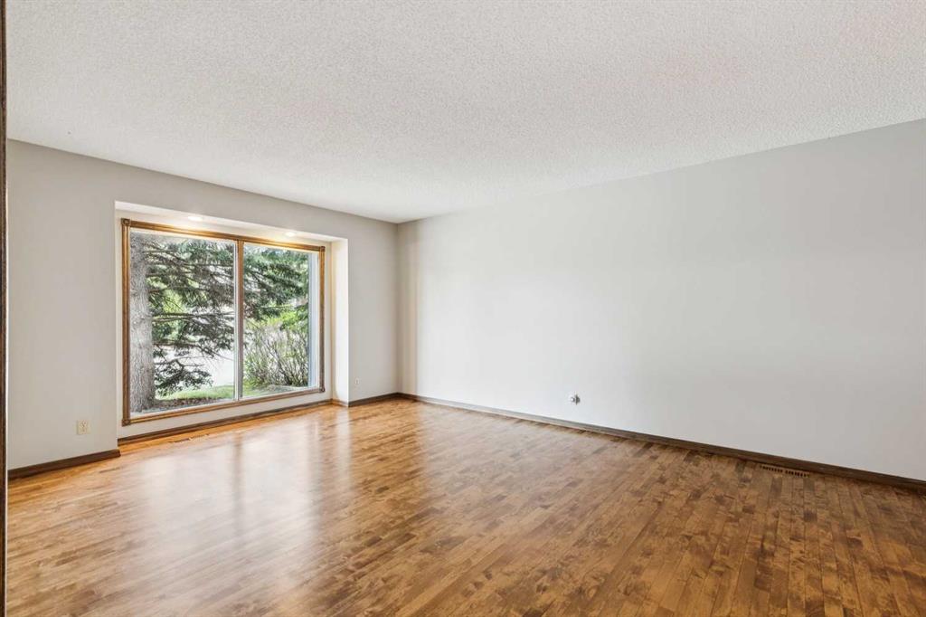 124 Edgehill Close NW photo 5