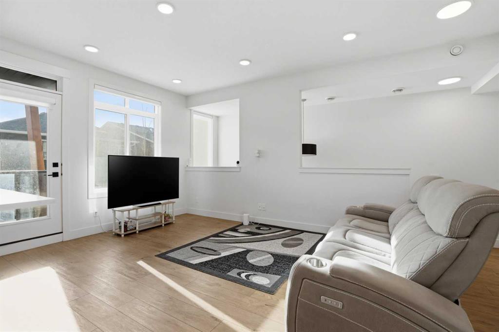 10060 46 Street NE #402 photo 4