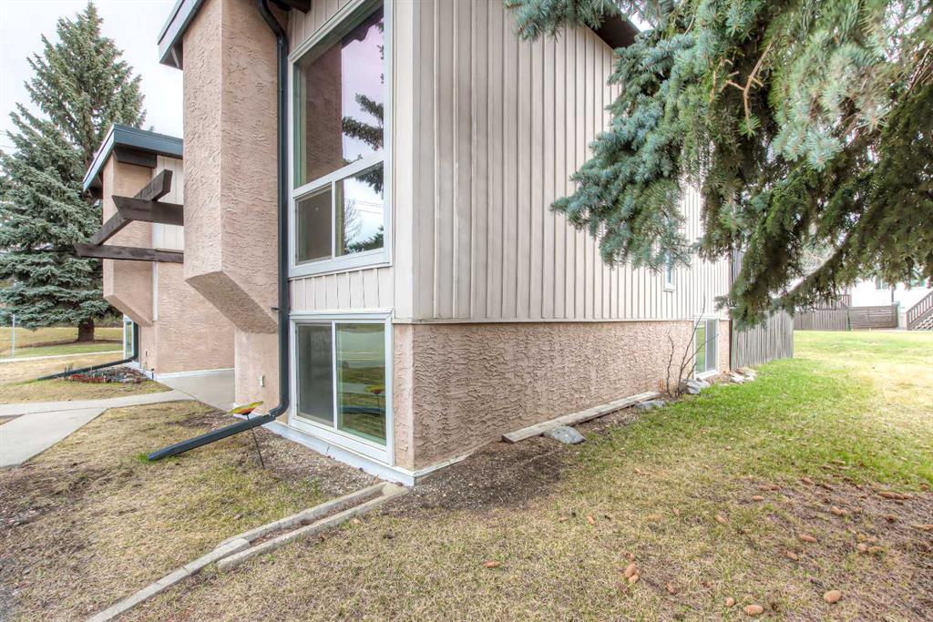172 Oaktree Lane SW photo 3