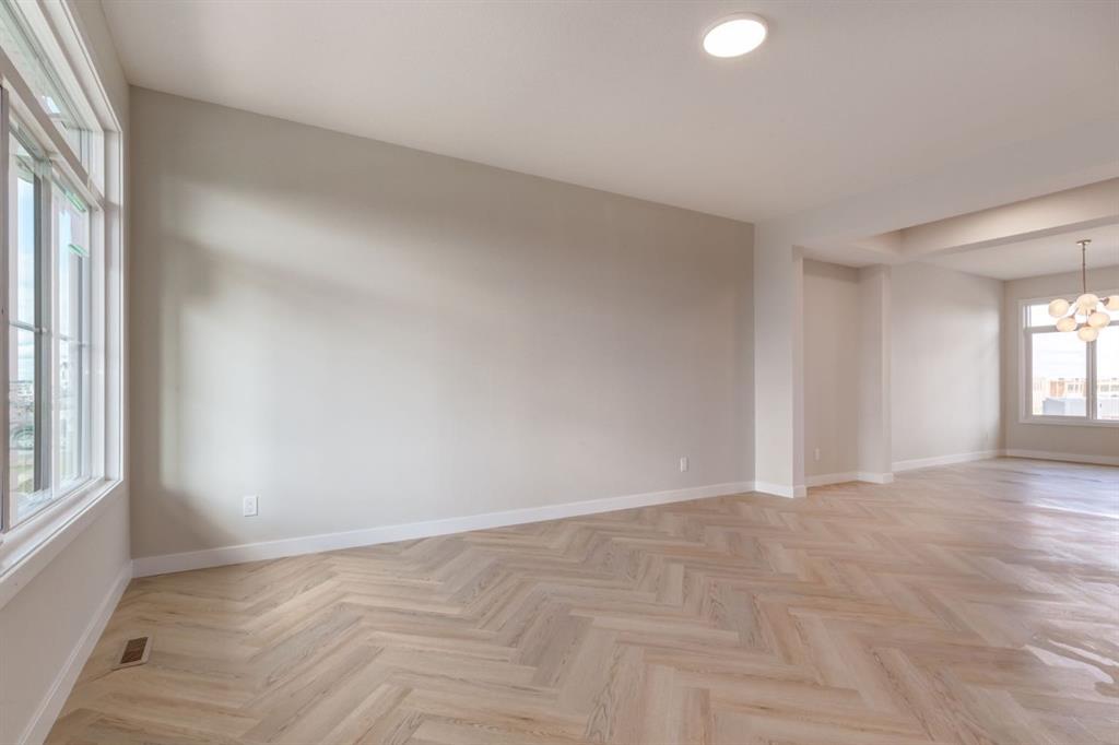 214 Sora Gardens SE photo 3