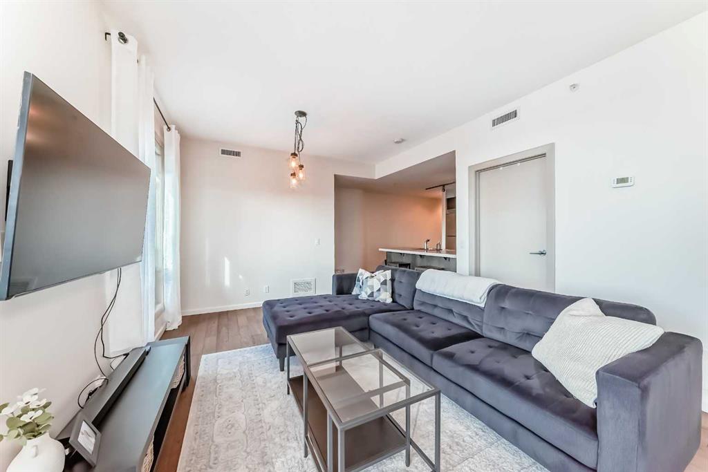 210 15 Avenue SE #1010 photo 2