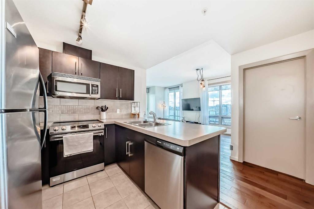 210 15 Avenue SE #1010 photo 3