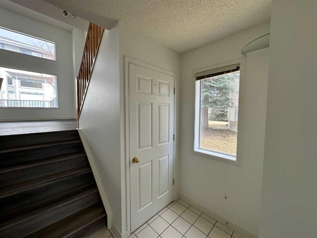 52 Kingsland Court SW photo 5