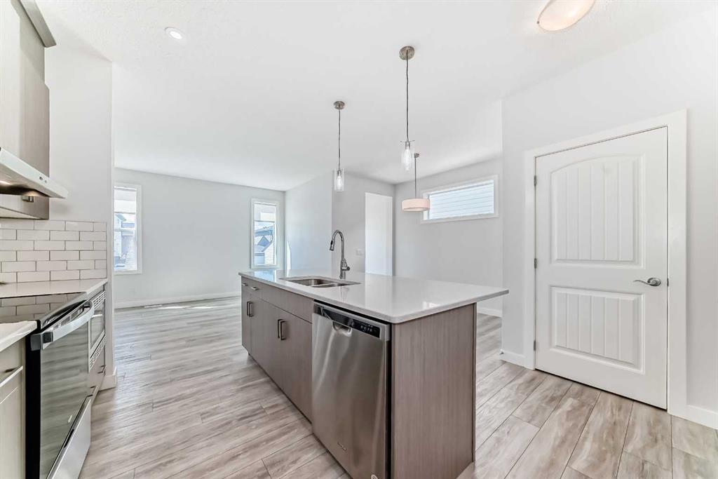 121 Ambleside Heath NW photo 5