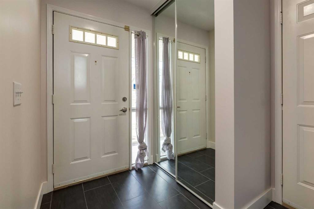 318 Hawkstone Manor NW photo 2