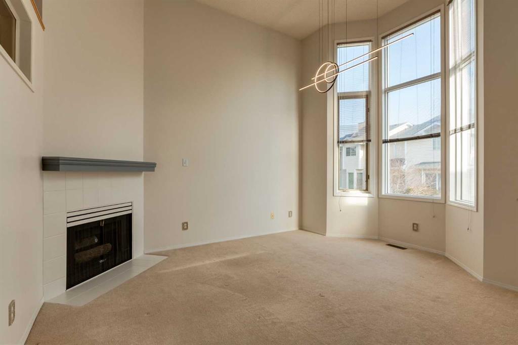 318 Hawkstone Manor NW photo 3