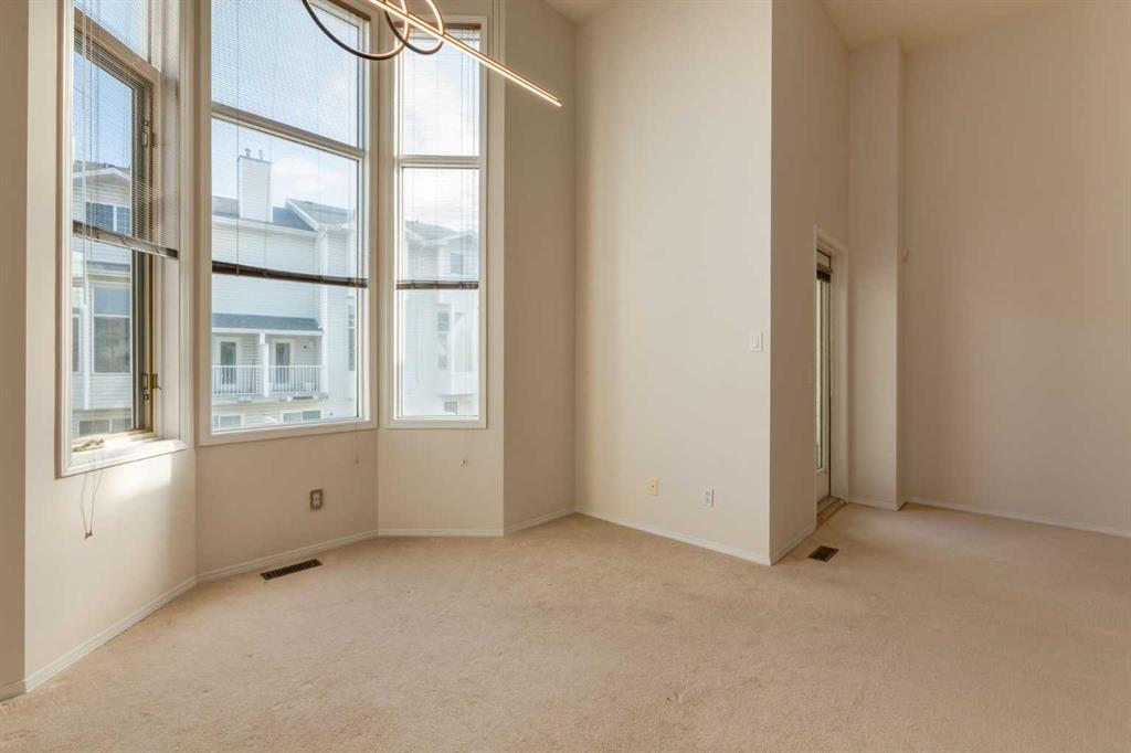 318 Hawkstone Manor NW photo 4
