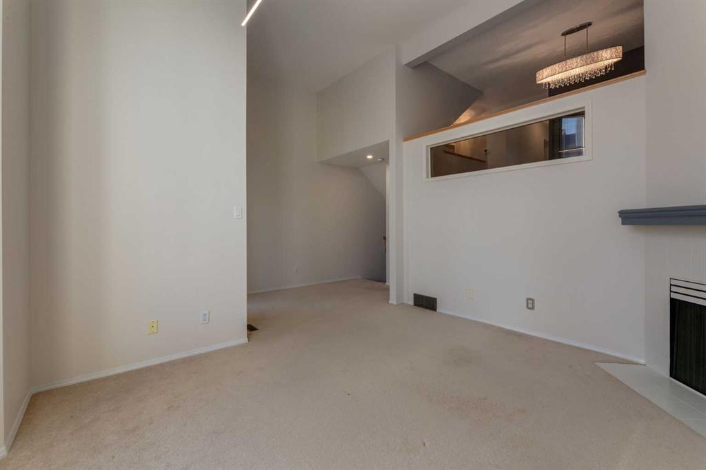 318 Hawkstone Manor NW photo 5